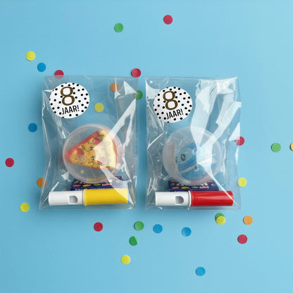 Squishy capsule traktatie met smarties en snoepfluitje (met sticker naar keuze)