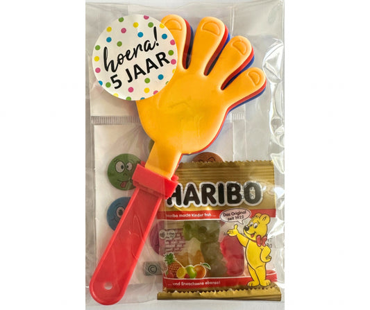 Zwaai traktatie met stickers en goudbeertjes (met sticker naar keuze)