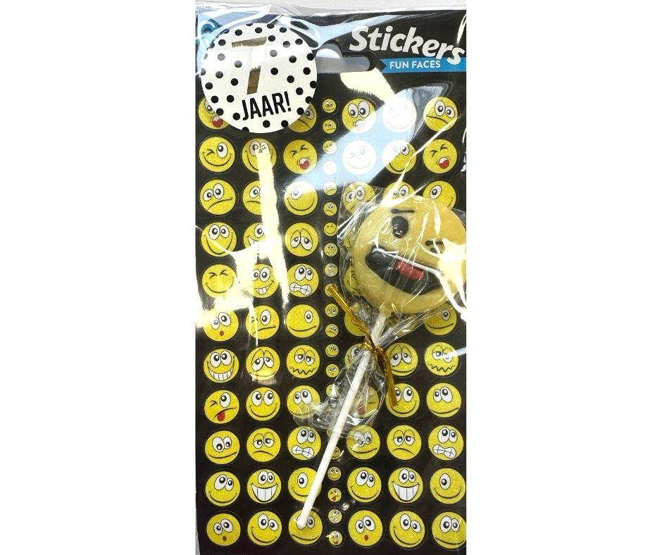 Emoji traktatie: stickervel  met grote lolly (met sticker naar keuze)