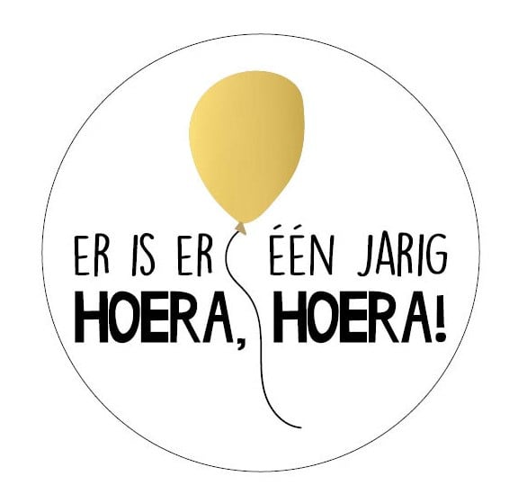 Traktatiesticker er is er één jarig hoera hoera
